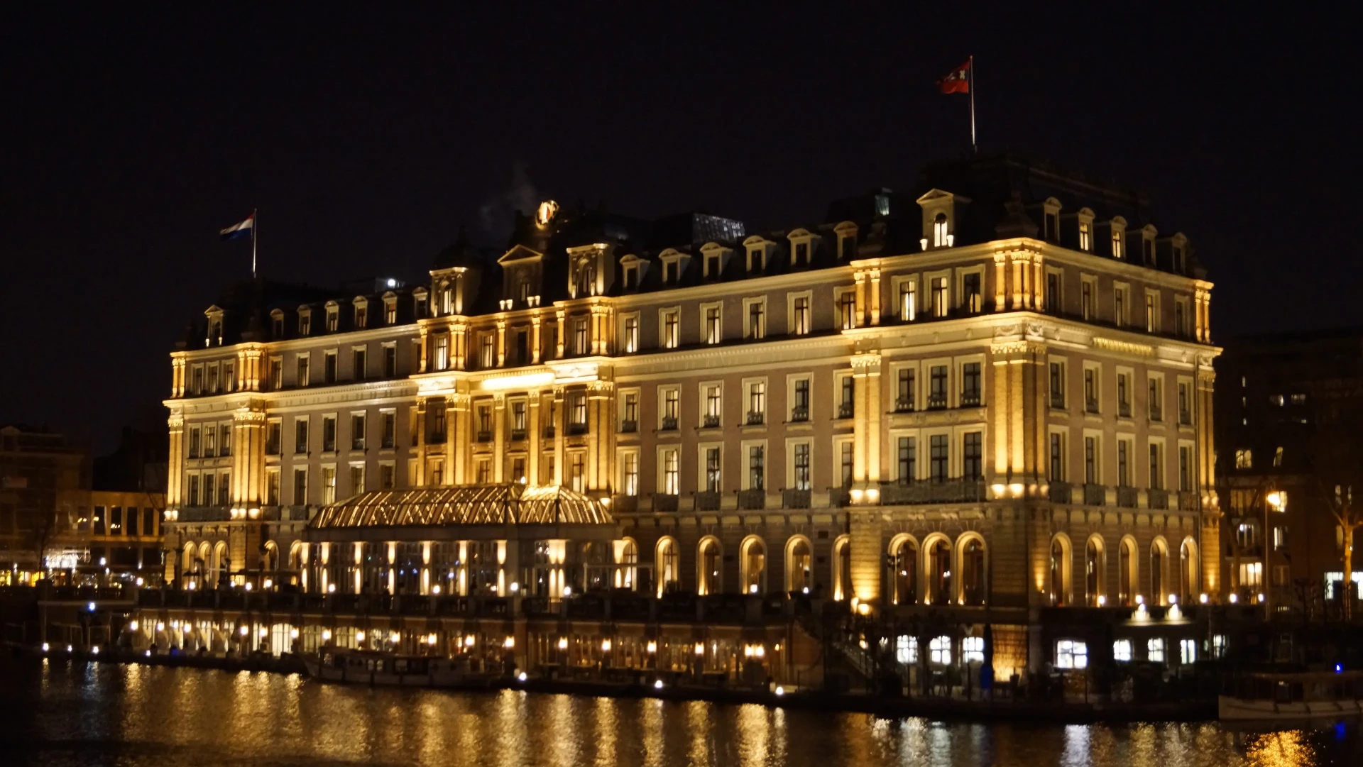 InterContinental Amstel Amsterdam verlicht aan de Amstel